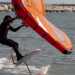 Processo favorito dallala, un tipo di vela gonfiabile e leggera simile a quella del kitesurf che, grazie al vento, agevola la crescente spinta verso lalto
